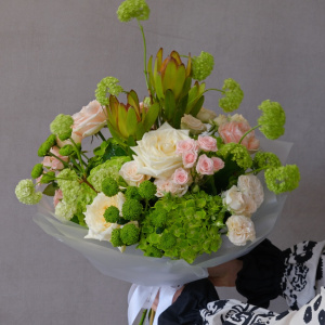 Зелёная гортензия, розы и сочный вибурнум в авторском букете "Зелёный сад"