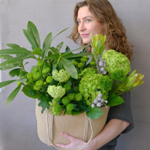 Гортензия, зелень, бруния и хризантемы в букете "Изумрудная жила"