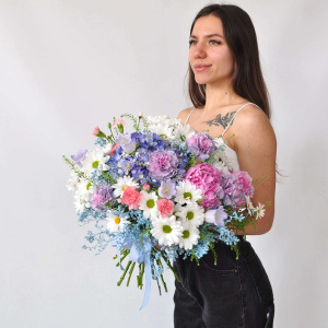 Букет с пионами, гортензией и ромашками "Русская роскошь"