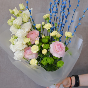 Букет на Пасху: голубая верба, эустома и ранункулюсы