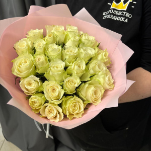 25 белых роз 40 см в букете «Лунное сафари»