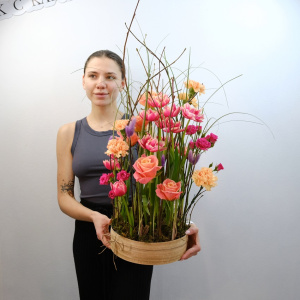 Тюльпаны и розы в композиции "Дом лесной феи"