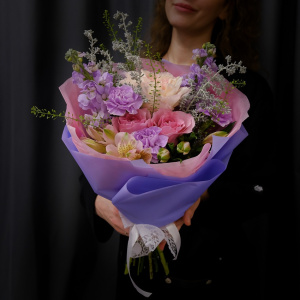 Ароматные пионовидные розы в сиреневом букете "Зимняя нежность"