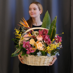 Корзина с экзотическими цветами "Императрица": орхидеи, стрелиция и пионовидные розы