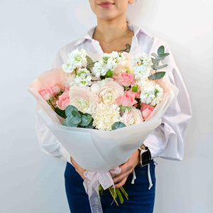 Ранункулюсы и ароматная маттиола в нежном букете