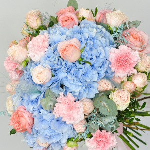 Букет с голубой гортензией и персиковыми розами "Ванильное небо"