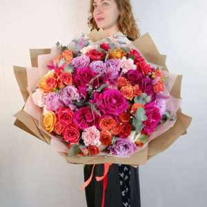 Розы в большом букете "Фейерверк чувств"