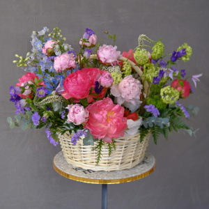 Коралловые и розовые ароматные пионы в летней корзине "Клубничное лето"