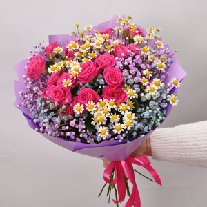 Кустовые розы и ромашки в букете «Дюймовочка»