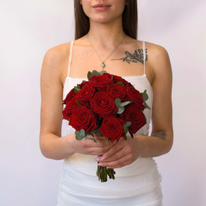 Букет невесты из красных ароматных роз с эвкалиптом