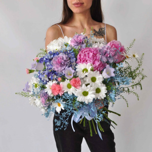Букет с пионами, гортензией и ромашками "Русская роскошь"