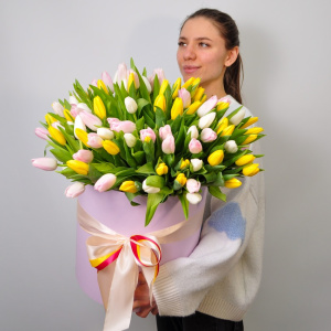 Яркие тюльпаны в коробке (101 тюльпан)