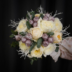 Зимний свадебный букет невесты с пионовидными розами "Снегурочка"