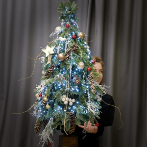 Ёлка из нобилиса и сосны в деревянном ящичке с декором, 120 см