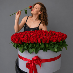 Роза красная в большой коробке, 301 штучка