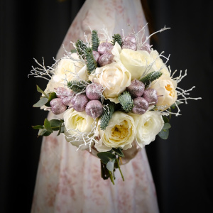 Зимний свадебный букет невесты с пионовидными розами "Снегурочка"