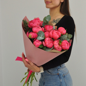 Коралловые пионы, 11 штучек с эвкалиптом