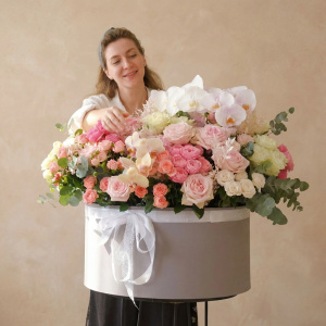 Авторская композиция в большой коробке: фаленопсис, пионовидные и ароматные розы Охара