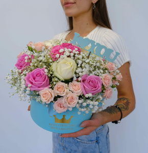 Кустовые розы и гипсофила в коробочке "Моё сердце лишь твоё"