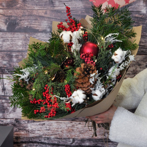 Хвойный букет с гирляндой и декором