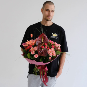 Антуриум и кустовые розы в авторском букете "Barberry Mood"