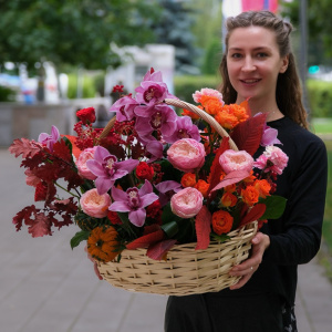 Орхидея цимбидиум, розы и тыковки в композиции "Осенний карнавал"