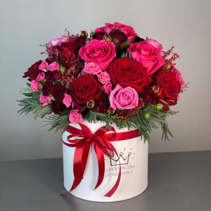 Ароматные розы в коробке "Рубиновая симфония"