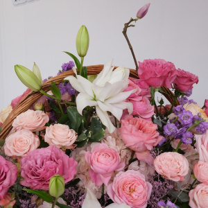 Магнолия, лилия и пионовидные розы в корзине "Царский Букет: Сокровище Цветов"