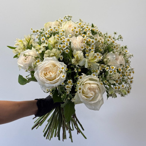 Ромашки и пионовидные розы в садовом букете