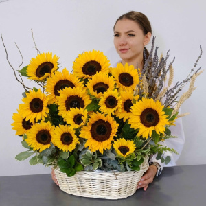 Корзина с подсолнухами, лавандой и пшеницей "Лето в сердце"