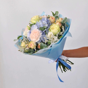Голубая гортензия и розы "Голубое облачко"