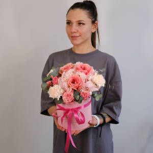 Гортензия и пионовидные розы в коробке "Милашка"