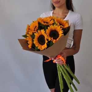 9 подсолнухов в крафте