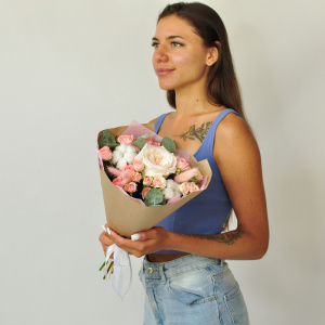 Пионовидные розы в милом букете "Нежность"