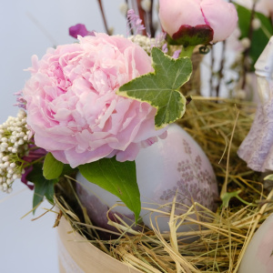 Букет на пасху. Яйца ручной работы с живыми цветами: пионы и клематисы с сувениром «Зайка» в круглом ящике