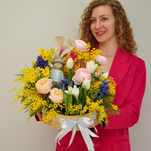 Ранункулюсы, гиацинты, мимоза и тюльпаны в весенней композиции