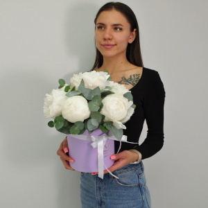 Белые пионы в коробочке с эвкалиптом, 7 штучек
