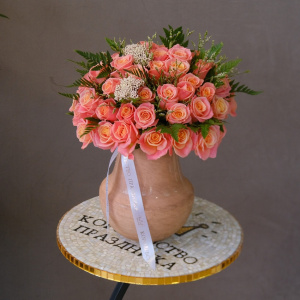 Букет в вазе. Волшебные персиковые розы, 59 шт