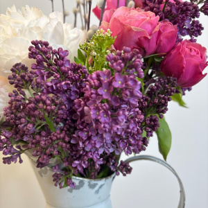 Букет на пасху в кувшине. Белые пионы, сирень и верба