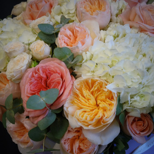 Гортензия и пионовидные розы Джульетта в большой коробке "Акварельные облака"