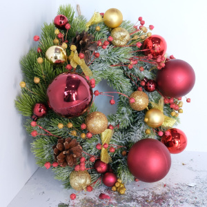 Новогодний венок с красными шариками (искусственный)