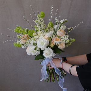 Букет на Пасху: Верба, ранункулюсы и белая сирень