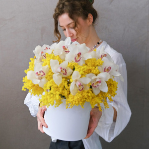 Белые орхидеи и ароматная мимоза в коробке "Медовая орхидея"