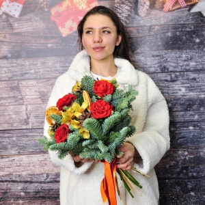 Нобилис и розы в жарком букете «Новогодняя открытка»