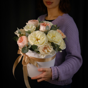 Дорогие пионовидные розы в коробке "Цветочная акварель"