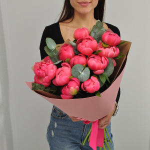 Коралловые пионы, 11 штучек с эвкалиптом