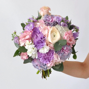 Букет невесты с ранункулюсами и необыкновенными гвоздиками "Сиреневый вальс"