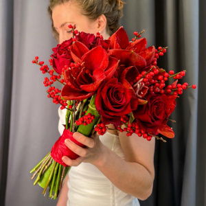 Букет невесты с амариллисами, ягодами илекса и красными розами