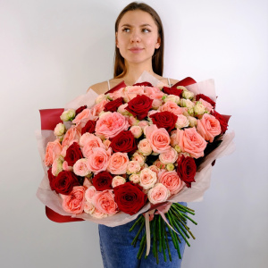 Кустовые и пионовидные розы в букете "Ассоль"