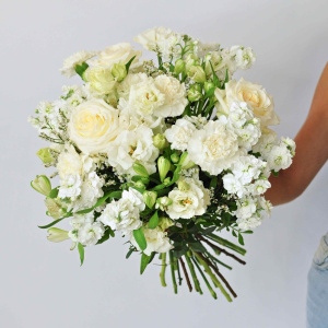 Эустома и пионовидные розы в ароматном букете "Белоснежный"